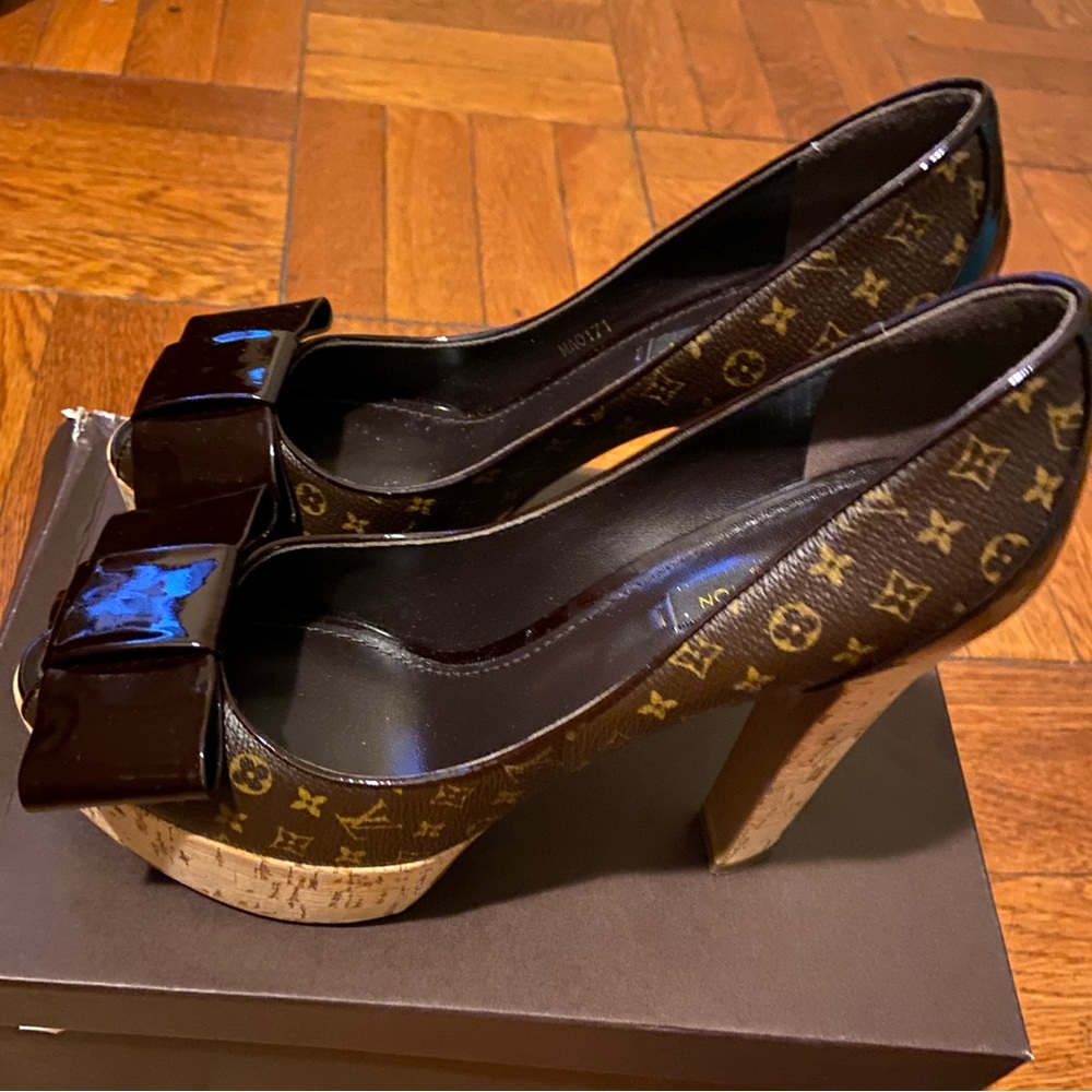 New in box Louis Vuitton Rivoli Monogram Pumps size 39